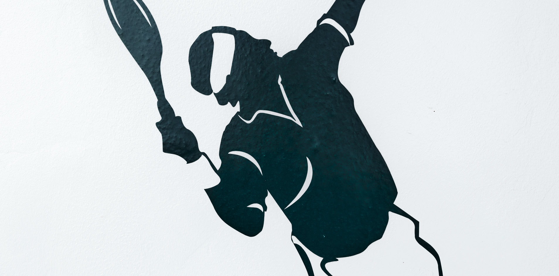 Silhouette eines Tennisspielers, der einen Aufschlag ausf&uuml;hrt, mit erhobenem Schl&auml;ger und Ball in der Luft.