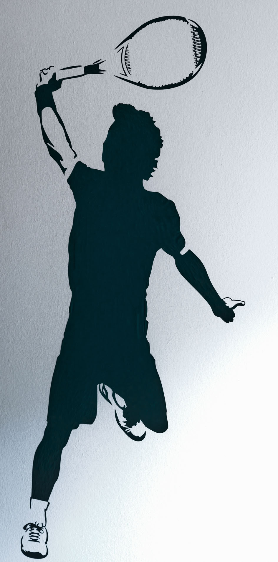 Silhouette einer Person, die einen Tennisschl&auml;ger schwingt.