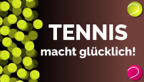 Ein Haufen gelber Tennisb&auml;lle links, Text "TENNIS macht gl&uuml;cklich!" in der Mitte, ein gelber und ein pinker Tennisball rechts auf braunem Hintergrund.