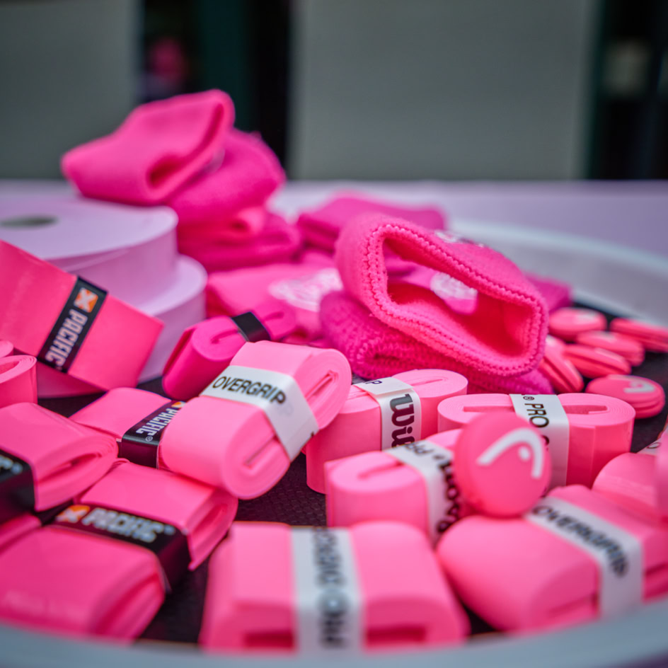 Rosa Fitnessb&auml;nder und Handschuhe auf einem Tisch.