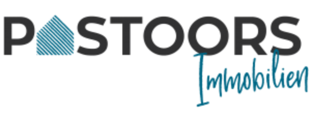Logo mit dem Text "PASTOORS Immobilien", wobei das "A" durch ein stilisiertes Haus ersetzt ist.