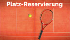 Tennisplatz mit einem Tennisschl&auml;ger und einem Tennisball, dar&uuml;ber der Text "Platz-Reservierung".