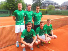 Sechs M&auml;nner in gr&uuml;nen Trikots posieren auf einem Tennisplatz vor einem Netz. Namen: 1. Paul Jansen, 2. Janis Teschke, 3. Philipp Elspa&szlig; 4. Axel Montforts, 5. Johannes Boos, 6. Christoph Elspa&szlig; 7. Joshua Fest, 8. Niklas Teschke, 9. Tim Wefers 10. Philip Schlebusch, 11. Maarten Oversteegen, 12. Hendrik Schlebusch