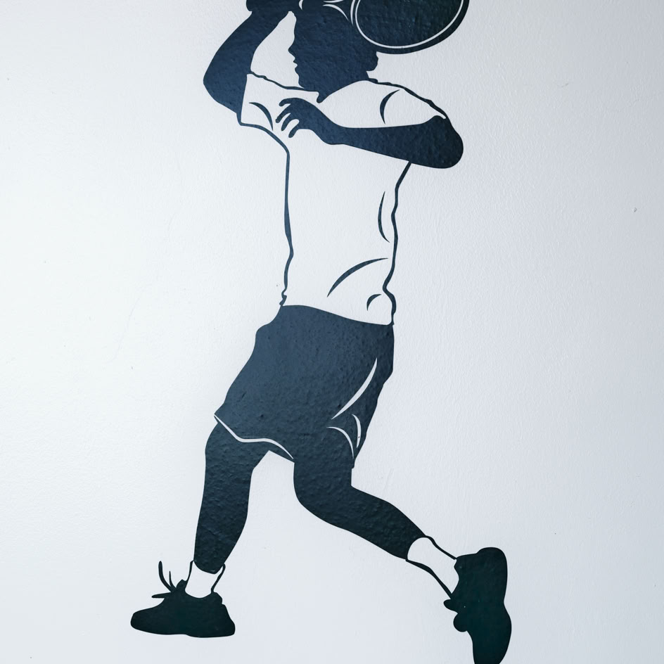 Silhouette eines Tennisspielers in Aktion mit erhobenem Schl&auml;ger.