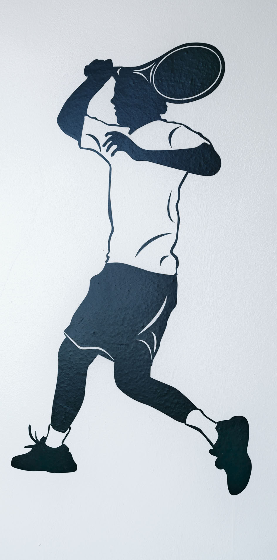 Silhouette eines Tennisspielers in Aktion mit erhobenem Schl&auml;ger.