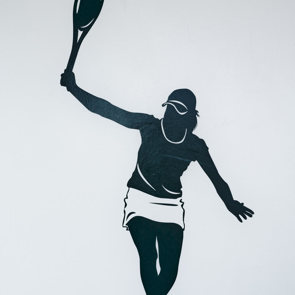 Silhouette einer Person, die Tennis spielt, mit erhobenem Schl&auml;ger.