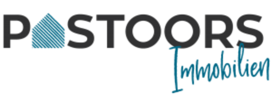 Logo mit dem Text "PASTOORS Immobilien", wobei das "A" durch ein stilisiertes Haus ersetzt ist.