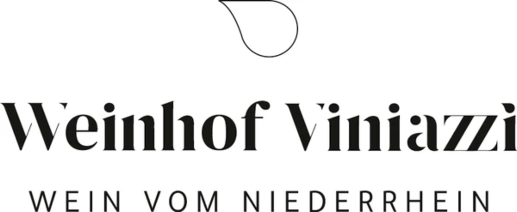 Schwarzer Text "Weinhof Viniazzi" und "Wein vom Niederrhein" auf wei&szlig;em Hintergrund mit einem stilisierten Tropfen dar&uuml;ber.