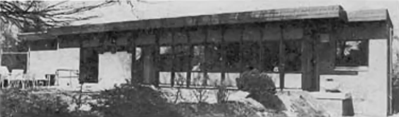 Eine Gruppe von Menschen in Sportkleidung, einige halten Tennisschl&auml;ger.