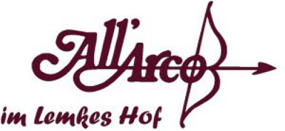 Logo mit dem Schriftzug "All'Arco" und einem stilisierten Bogen mit Pfeil, darunter der Text "im Lemkes Hof".